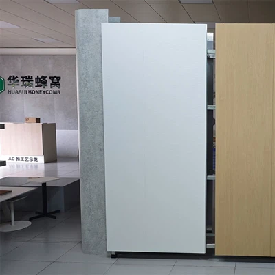 Huarui Honeycomb Installer Honeycomb-paneler i udstillingslokalet